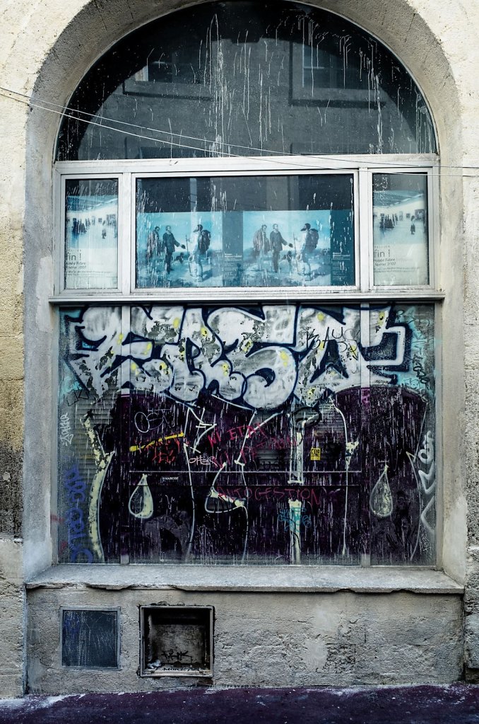 Grafitti on window, Montpellier