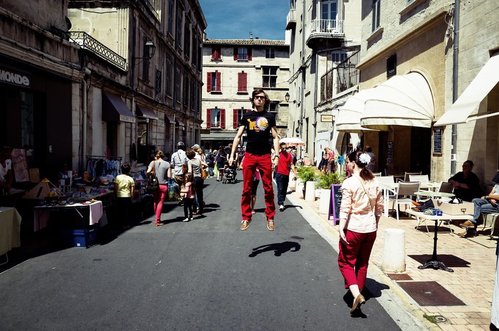 Floating in the middle of a vide-grenier, Avignon